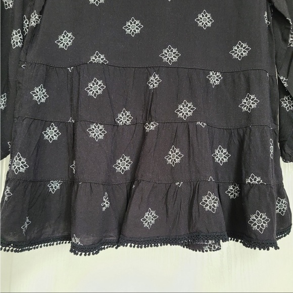 Mudd black and white patterned blouse. - Picture 2 of 4